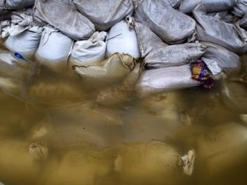 Das Wasser schwappt über die Sandsäcke.