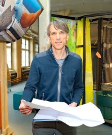 Philip Kardel mit den Plänen für die Dauerausstellung in der Tuchfabrik Gebr. Pfau. 
