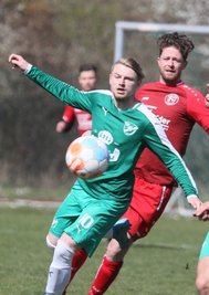 Eric Rosenat (vorn) brachte Irfersgrün bei Fortuna Plauen mit 1:0 in Führung. Karsten Kaiser (Mitte) traf zum zwischenzeitlichen 2:1 der Gastgeber.