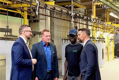 Erfolgsgeschichte: Abdoulie Bojang aus Gambia arbeitet bei der Omeras GmbH. Auch darüber sprachen die Geschäftsführer Sven Huhn (2. v. l.) und Oliver Knauf mit Martin Dulig (l.).