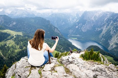Ein Klick fürs Album – und manchmal ein Hinweis für falsche Leute. Urlaubspläne in Social Media am besten nicht öffentlich teilen.