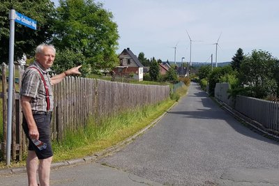 Mit den Windrädern im Blickfeld müssen sich Anwohner wie Gerhard Jacobi arrangieren.