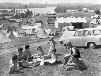 Feldberg: Urlauber auf dem Campingplatz in Feldberg im Kreis Neustrelitz (DDR) an der Mecklenburger Seenplatte.