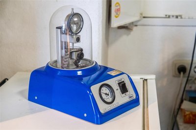 Die Werkstatt der Brüder war bis zuletzt auf Uhrenreparaturen eingerichtet – im Bild ein Prüfgerät für Wasserdichtheit –, aber dieses Handwerk ist kaum noch gefragt.