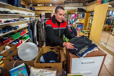 Beim Netzwerk für Integration und Zukunft in der Dresdner Straße 18 werden Spenden für die Flüchtlinge aus der Ukraine angenommen. Koordinatorin Maxi Alahmar packt bereits die ersten Kartons. 
