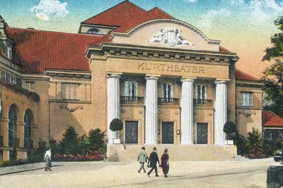 Eine historische Postkarten-Ansicht des Elsteraner Theaters aus der Zeit um 1920 - sie ist in Hans Georg Hoyers Bildband auf Seite 34 abgebildet. Das heutige König-Albert-Theater wurde am 22. Mai 1914 als letztes sächsisches Hoftheater eröffnet. 