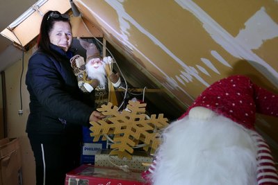 Auf dem Boden der Familie lagert viel Dekomaterial für die Weihnachtszeit. Jacqueline Hofmann hat den Überblick.