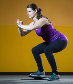 Beinmuskeln: Für die Squats auf dem Balance- board Beine hüftbreit nebeneinander, das Gesäß weit nach hinten, Rücken gerade Arme nach vorn, hoch und runter.