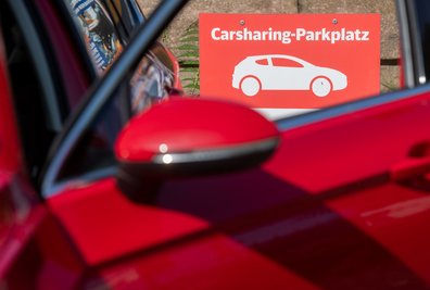 Ein Auto parkt auf einem Parkplatz eines Carsharing-Anbieters. Besonders in Großstädten erfreut sich Carsharing großer Beleibtheit. 