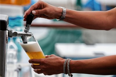 Ein Mangel an Kohlensäure bremst deutsche Brauer und Mineralwasserhersteller derzeit aus. Vor allem kleineren Brauereien bereitet das Sorge.
