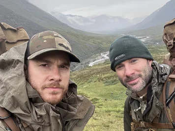 Fabio Schäfer und Ottogerd "Bulletproof" Karasch als "Survival Squad" beim Fußmarsch durch Kanada.
