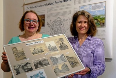 Museumsleiterin Martina Bundzus (rechts) und Grit Otto mit einer der Schautafeln. So gibt es für jeden Stadtteil und Teile von Heinsdorfergrund eine Tafel mit Kartenmotiven zum jeweiligen Ortsteil. 