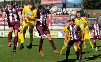 Johann Weiß (Zweiter von links), brachte den VfB Auerbach im Anschluss an einen Eckball zum zweiten Mal gegen Spitzenreiter BFC Dynamo in Führung.Andor Jozsef Bolyki (links) und Christian Beck versuchen vergeblich zu klären. Es reichte zum Schluss nur zu einem Punkt für die Vogtländer.