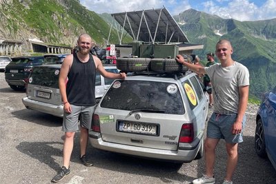 Irgendwo im Nirgendwo zwischen Serbien und Rumänien bei Europas größter Low-Budget-Rallye. Eine Erklärung: Kurz vor der Abfahrt in Ehrenfriedersdorf haben sich die Freunde Max und Moritz (l.) einen Rallye-Haarschnitt zugelegt. Einfach zu stylen.