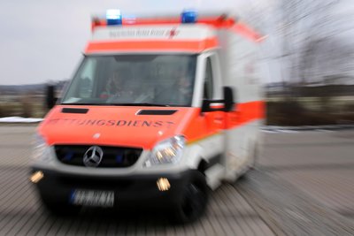 Eine 44-Jährige wurde in Reichenbach mit schweren Verletzungen ins Krankenhaus gebracht.
