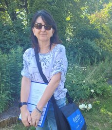 Eine Tasche und ein Diensthandy, das fand sie verlockend. Erst später wird ihr bewusst, dass einige Leute der Sache nicht recht trauen. Doreen Sachse ist als Ehrenamtliche für den Zensus unterwegs und trifft vorwiegend auf aufgeschlossene Leute. Manchmal auch nicht. 