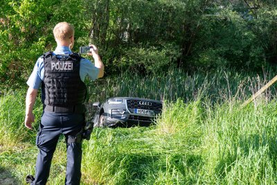 Aus bislang ungeklärter Ursache setzte sich dieser Pkw selbstständig in Bewegung.