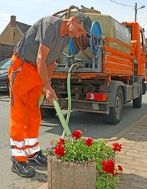 Seit knapp drei Monaten sind Thomas Meyer und seine Kollegen vom Werdauer Bauhof mit dem Wasserfahrzeug unterwegs, um im Stadtgebiet zu gießen.