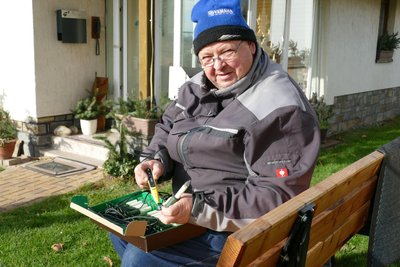 Bernd Hofmann prüft eine Lichterkette. Defekte Birnen werden sofort ersetzt.