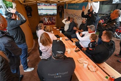 Teammitglieder und Nachwuchsfahrer verfolgten gemeinsam das Geschehen in Tokio. 