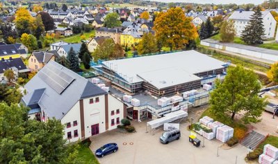 Seit Juni wird das Dach der Turnhalle an der Oberschule Zschorlau saniert.