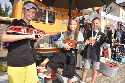 Zu den Flohmarkt-Teilnehmern beim Straßenfest in Flöha gehörten Lino, Marie und Leopold (v.l.) aus der 5a des Gymnasiums.