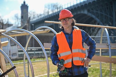 Künstler und Handwerker in Personalunion: Christoph Roßner baut das Werk am Viadukt selbst auf.