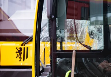 Straßenbahn und Bus stoßen zusammen – viele Verletzte in Dresden.