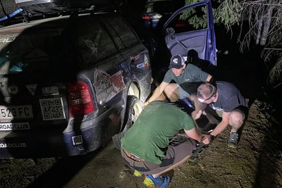 Die Teams des Pothole Rodeos kommunizieren über Funk. Das heißt, wenn nötig, hilft man sich gegenseitig aus der Patsche – oder eben aus dem Schlagloch.