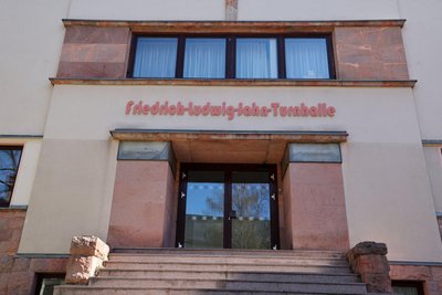 Der Haupteingang zur Glauchauer Jahnturnhalle, die nur noch teilweise genutzt werden kann.