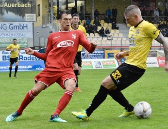 Marc-Philipp Zimmermann (r.) drehte das Spiel mit zwei Treffern in der zweiten Halbzeit zugunsten des VfB Auerbach.