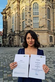Stolz zeigt Hala Sheikh Ayoub ihr Abizeugnis, das sie von Frank Triebsch, Schulleiter am Freiberger Kolleg, bekommen hat. 
