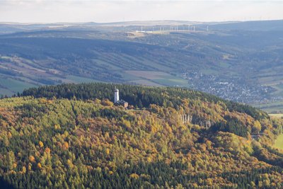 Die geführte, etwa zehn Kilometer lange Wanderung rückt die Bergbaulandschaft Pöhlberg in den Blickpunkt.