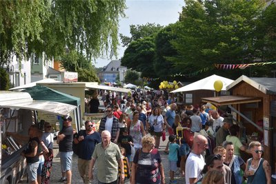 Die Partystrecke auf der Rudolf-Breitscheid-Straße war zum 21. Straßenfest in Flöha gut besucht.