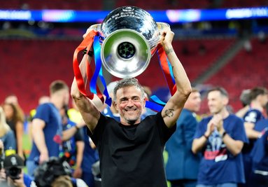 Luis Enrique wollte den Henkelpott gar nicht mehr hergeben. 