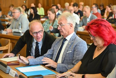 Seitdem die AfD sich zerstritten hat, gibt es im Chemnitzer Stadtrat acht Fraktionen. Das hat finanzielle Folgen. Von links: Volker Dringenberg, Chef der AfD-Ratsfraktion, Steffen Wegert, Anett Friedel.