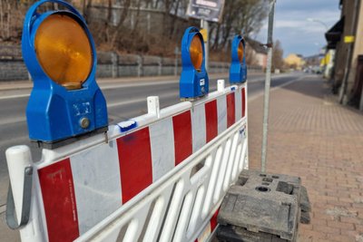 Die Absperrungen und Schilder stehen schon bereit ab dem Hausgrundstück Lengenfelder Straße 14/16.