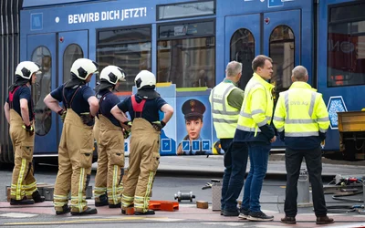 Entgleiste Straßenbahn blockiert Kreuzung nach Zusammenstoß mit Bus.