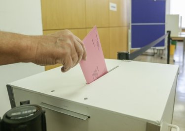 Statt wie hier in einem Wahllokal können auch die Wähler im Erzgebirge schon vor der Bundestagswahl ihre Stimme per Brief abgeben. 