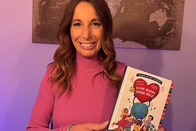 Die bekannte Meteorologin Michaela Koschak präsentiert ihr neues Kinderbuch „Kleine Helden – große Ziele“