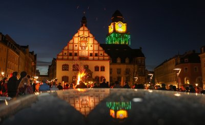 Besondere Kulisse auf dem Plauener Altmarkt: Osterprozession und beleuchteter Rathausturm. 