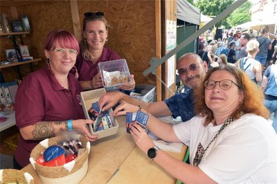 Tanja Adler (l.) und Anika Mehlis boten beim 21. Straßenfest in Flöha Lose der Tombola an. Ob sie Sandra Hollstein und Mike Hollstein-Maecker Glück bringen?