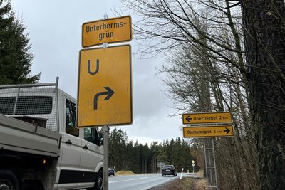 An der Kreuzung der Straßen nach Obertriebel und Oberhermsgrün wird es keine Zusatzschilder zur fehlenden Durchfahrt in Richtung B 92 sowie für schwer erreichbare Gaststätten geben.