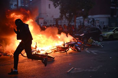 Nach dem Finale kommt es in Paris zu Ausschreitungen.