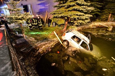 Ein 19-Jähriger ist am Donnerstagabend in Zethau mit seinem Golf in einem Dorfteich gelandet.