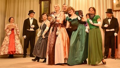 Das Spektrum des Ensembles der Waldbühne Zwota reichte am Samstag von "Das Buschgespenst von Falkenau" über "Die lustigen Weiber von Windsor" und "Die Fledermaus" bis hin zu "Die Csárdásfürstin". 