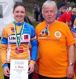 Marie Weidauer mit Trainer Klaus Fischer vom RSV Venusberg. 