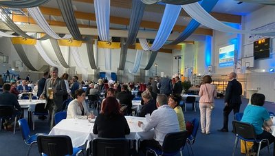 Mehr als 300 Gäste feierten am Freitag beim Sommerfest Mittweida 2022 in der Sporthalle am Schwanenteich.