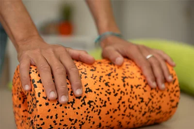 Die wichtigsten Arbeitsgeräte der ausgebildeten Physiotherapeutin und Heilpraktikerin mit 30 Jahren Berufserfahrung: ihre beiden Hände.