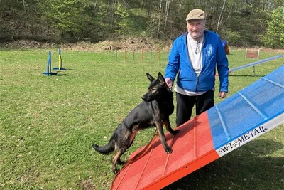 Andreas Bauerfeind vom Hundesportverein Hohndorf, hier mit Hündin Yvette auf dem Hundeplatz, sorgt sich um Flora und Fauna.
